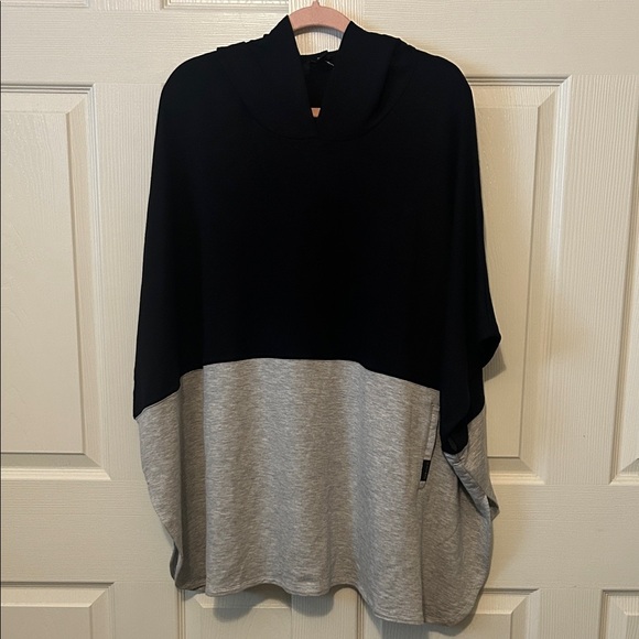 💙NWT OVERSIZED- Skechers Black and Gray Women's Poncho 2x -4x - Picture 1 of 5